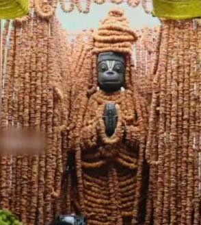 அனுமன் ஜெயந்தி: நாமக்கல் ஆஞ்சநேயருக்கு 1,00,008 வடை மாலை சாத்தி வழிபாடு